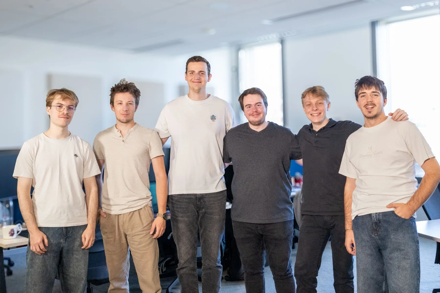 L’équipe de Ma Plateforme Ergo : six personnes souriantes, debout côte à côte dans leurs locaux. Trois flèches désignent le premier à gauche comme dyslexique, le quatrième comme dyslexique et dysorthographique, le cinquième comme dyspraxique : l’équipe aussi est concernée.